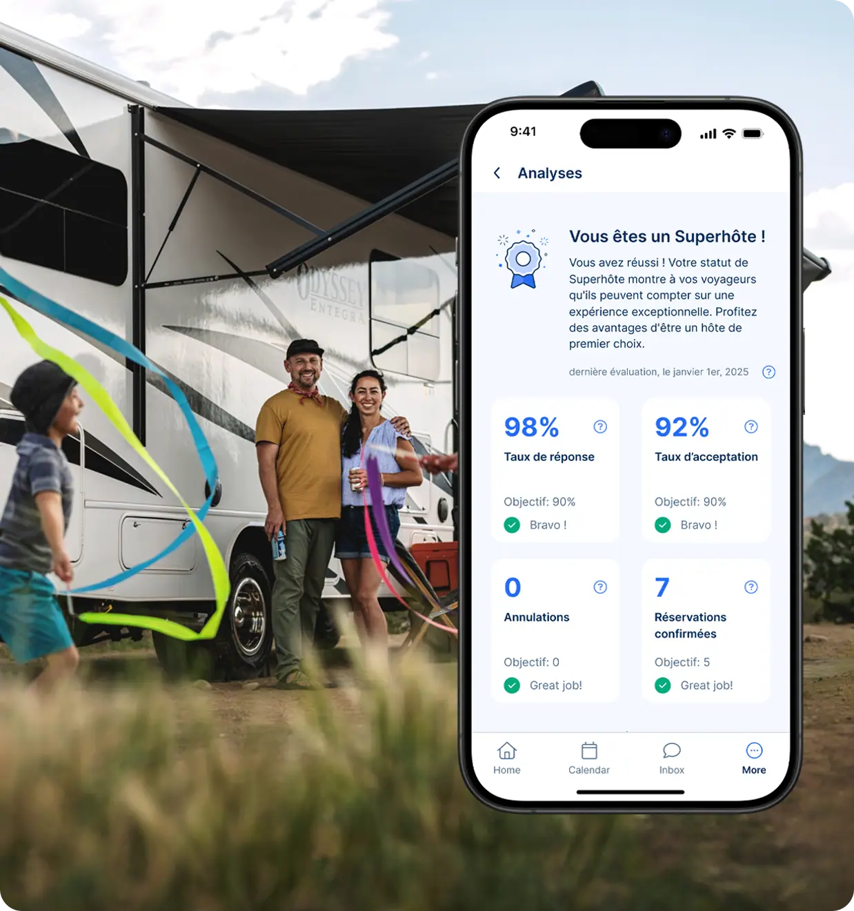 Propriétaires de VR gérant les locations avec des outils d'hôte et des statistiques de performance, à côté d'une roulotte.